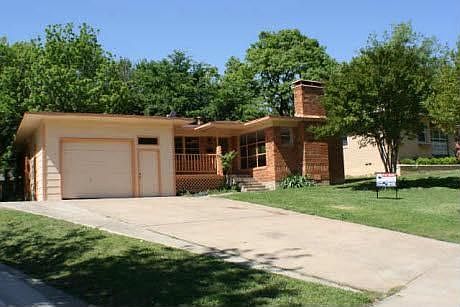 1st image of 827 Lake Terrace Dr