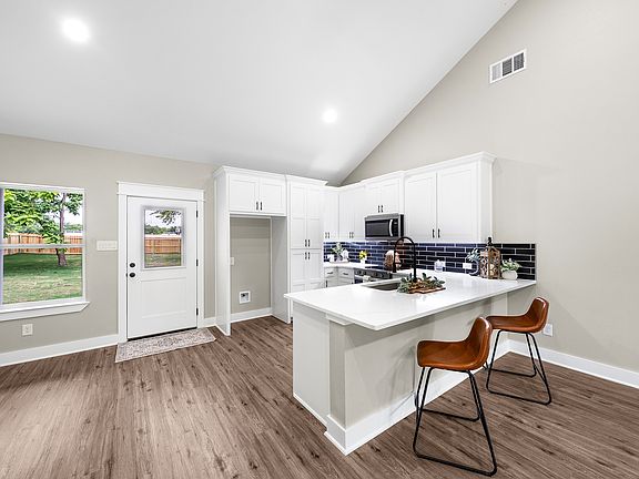 4th image of 319 Ardis St