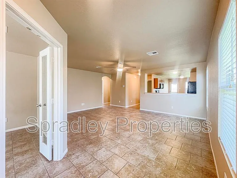 212 Avrshire Ln — Photo 2