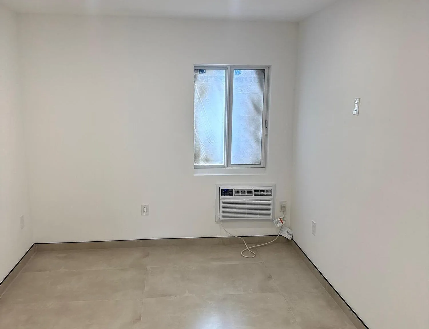 2 bed, 1.0 bath, 7918 sqft, $2,350 — Photo 3