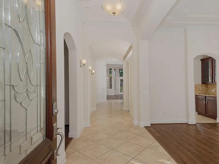 46 Caprice Bend Pl — Photo 4