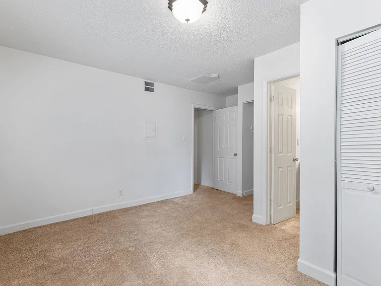 Balsam Avenue Apartments - The Courts — Photo 24