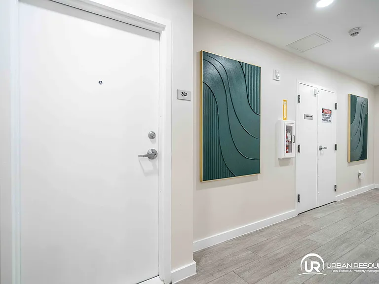 8425 Crespi Blvd — Photo 10