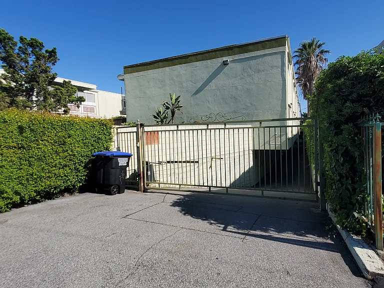 9070 Huntington Dr #6 — Photo 4