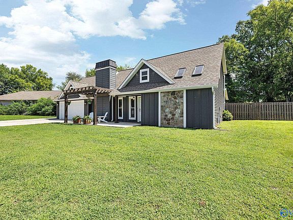 3rd image of 9883 Willow Cove Rd SE