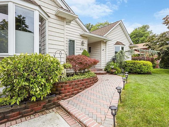 2nd image of 614 Garden Ln