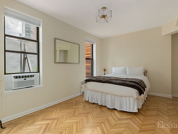 5th image of 200 W 54th St Unit Penthouse G