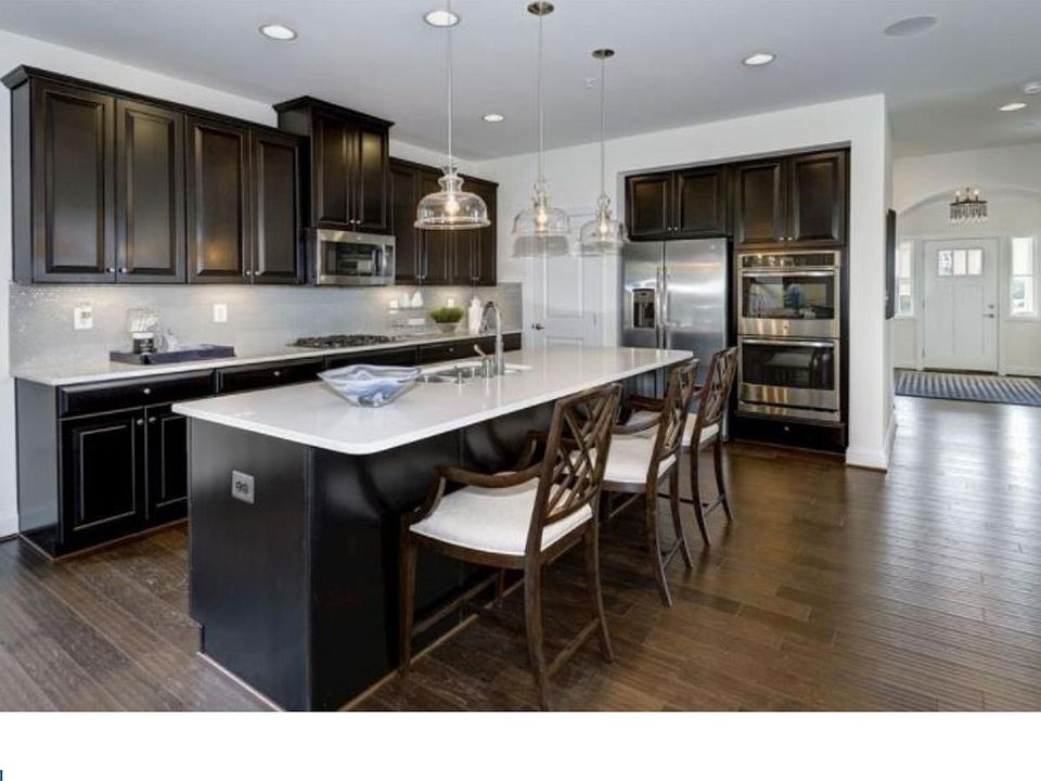 2nd image of 2070 Idlewyld Dr