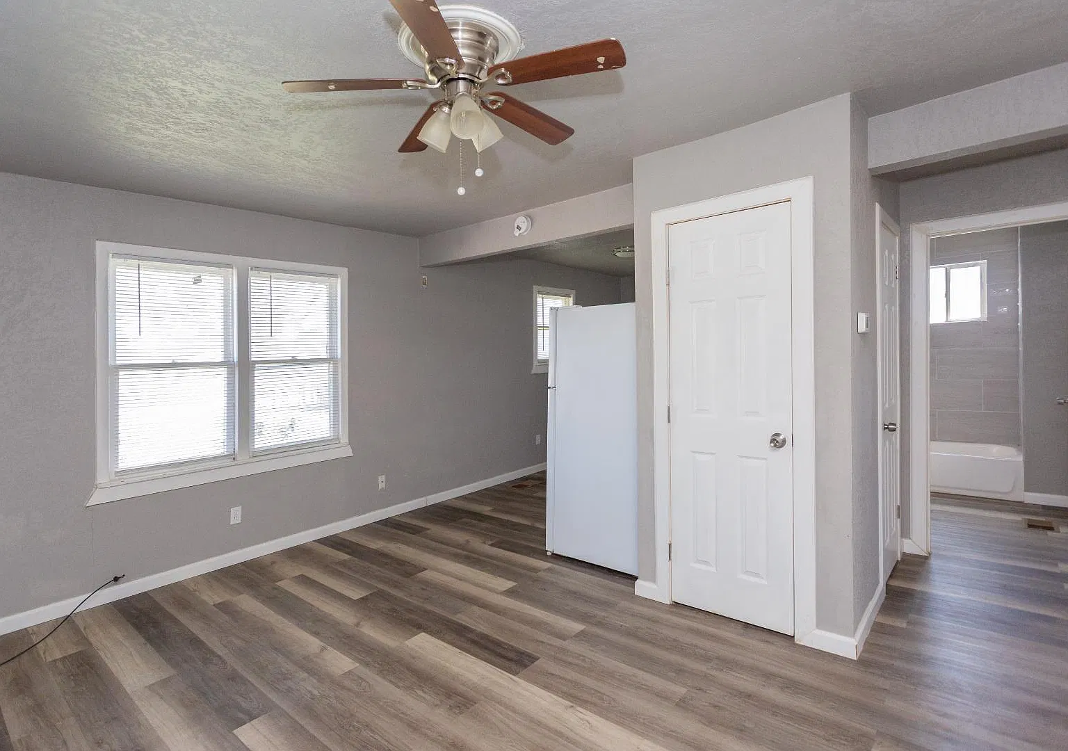 1009 1/2 S Lea Ave — Photo 4