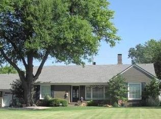 1723 Dorchester Pl, Nichols Hills, OK 73120