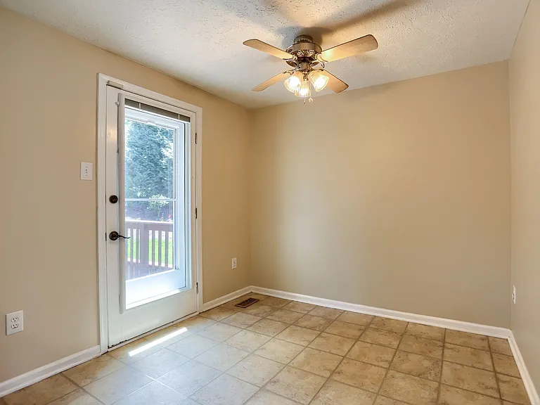 437 Ashton Ln — Photo 5