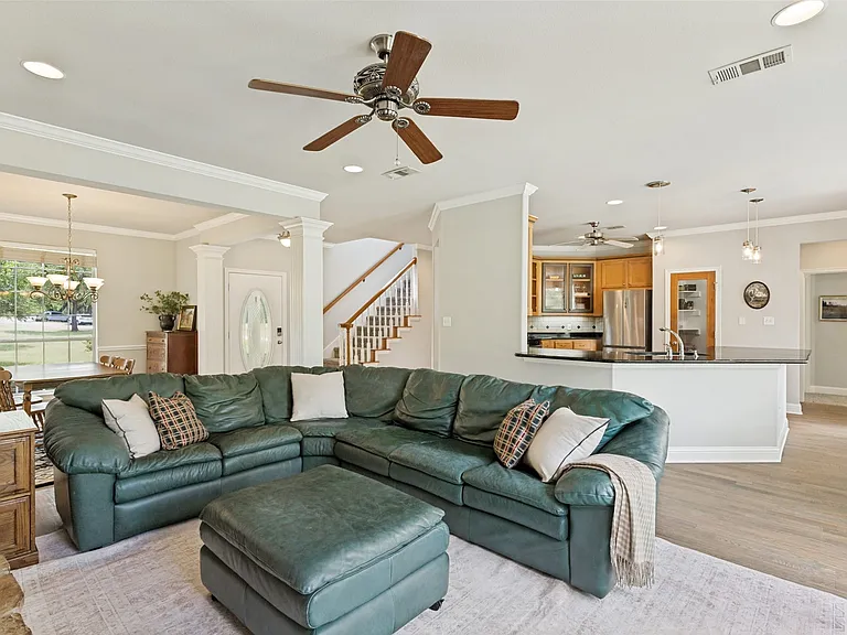 312 S Pearson Ln — Photo 2