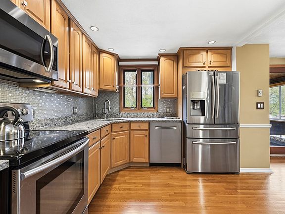 3rd image of 19 Macintosh Ave