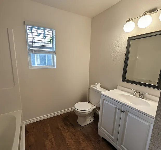 320 N Colbert St — Photo 4