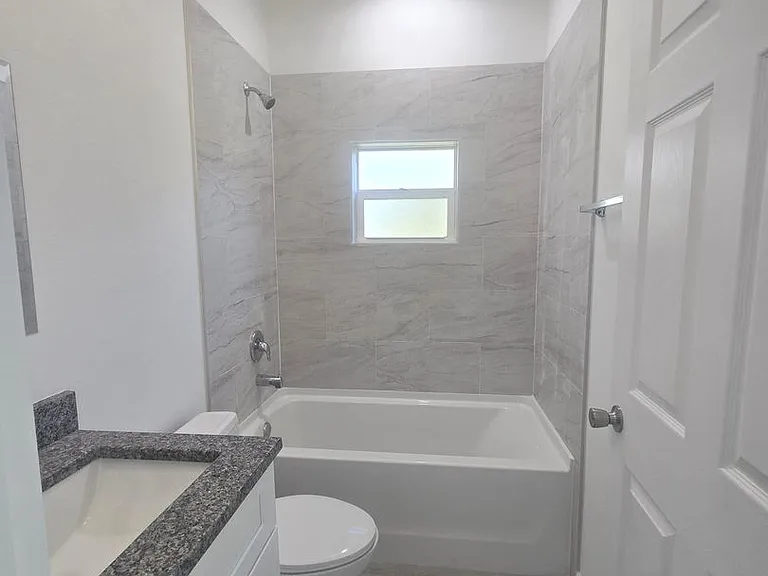 940 Sterling St E — Photo 22