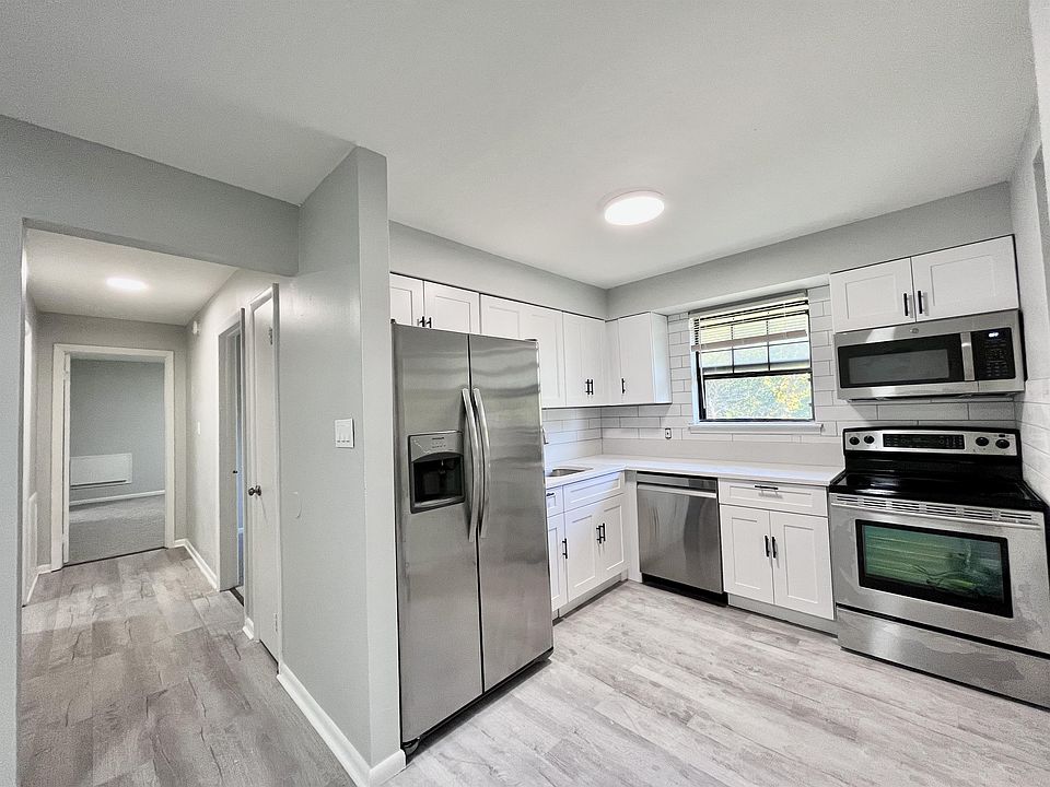 1st image of 501 E Walnut St APT 1