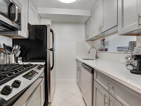 5th image of 33 Greenwich Ave APT 15E
