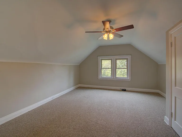 Bed 3 on top floor (with 3 closets)