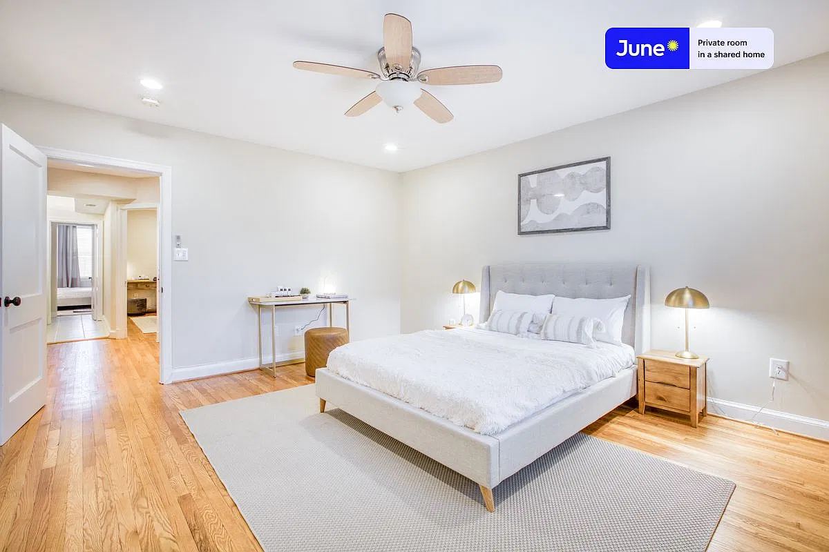 Queen bedroom in 3 bed/2 bath home in Capitol Hill #271 A — Photo 3