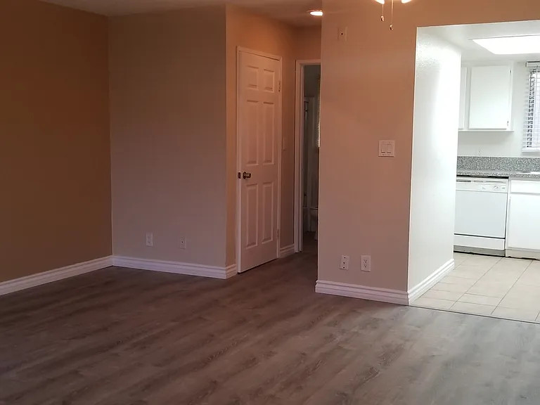 Ally's Flower Apartments LLC — Photo 8