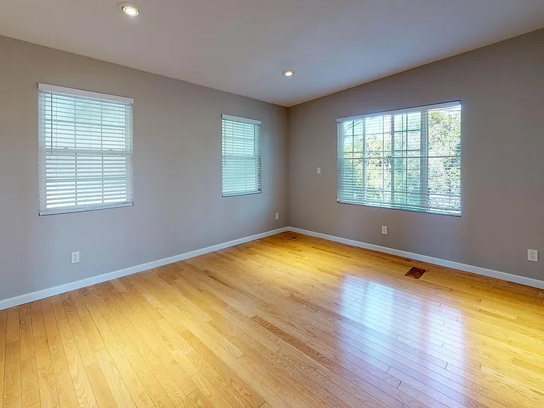 710 Telford Ave — Photo 10