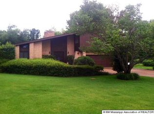 384 Country Club Dr, Senatobia, MS 38668