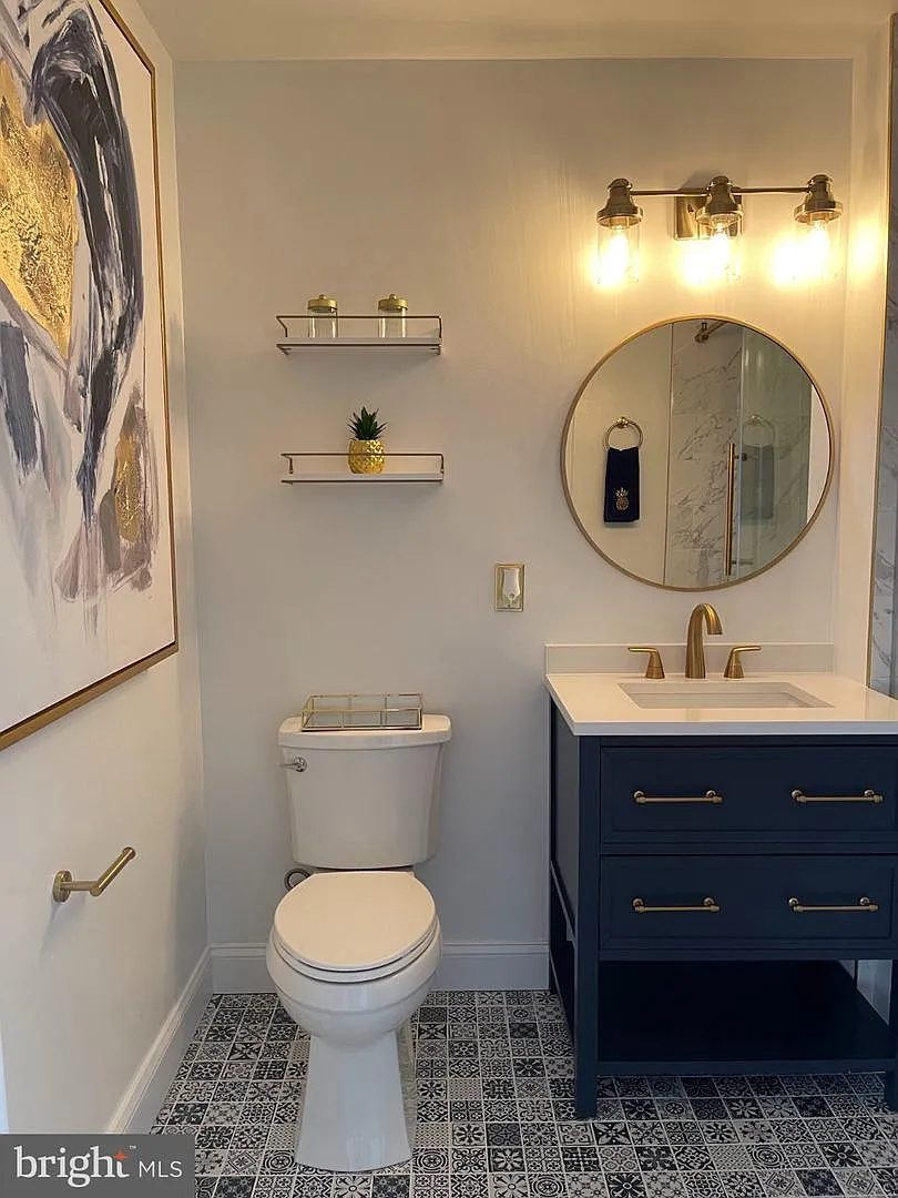 2 bed, 1.0 bath, 722 sqft, $3,200 — Photo 1