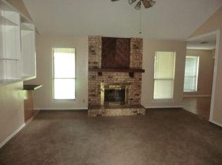 2712 Meadow Ridge Dr, Fort Worth, TX 76133