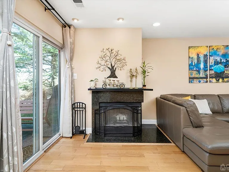31 Chicopee Dr — Photo 10
