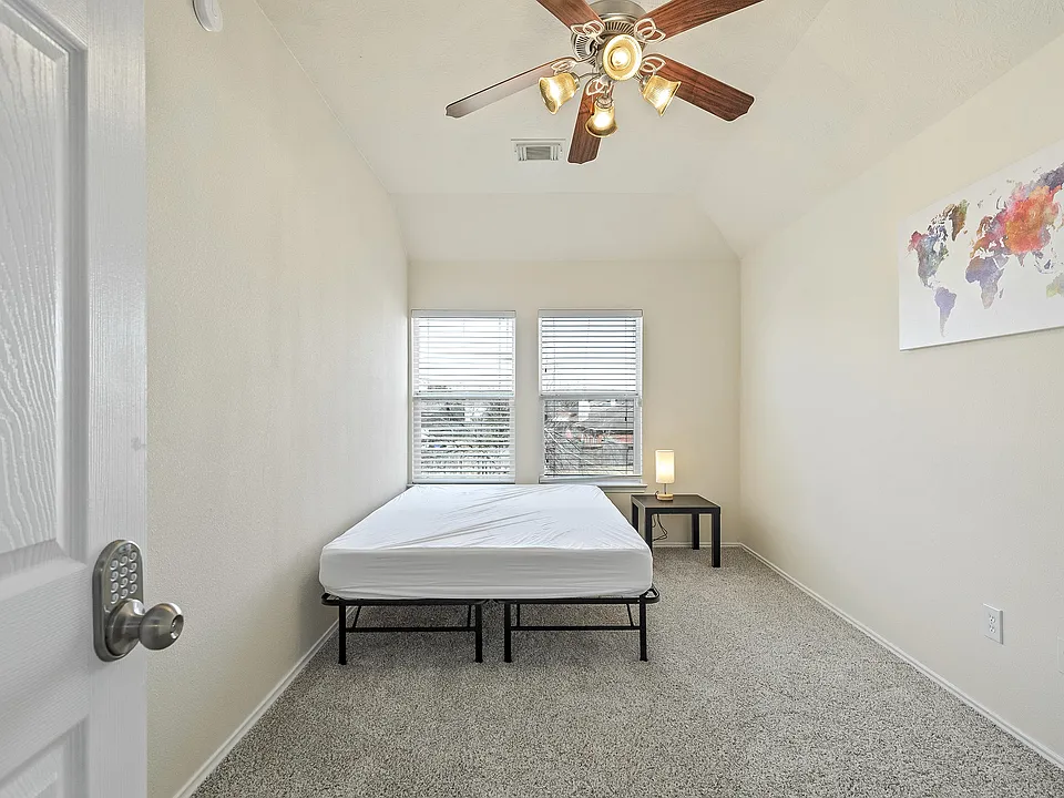 Clarendon Bend Ln