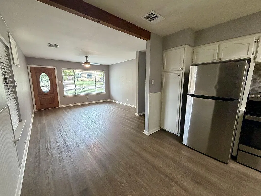 3 bed, 2.0 bath, 1400 sqft, $2,200 — Photo 3