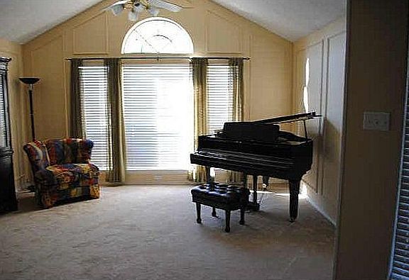 4th image of 136 Highland Meadow Cir