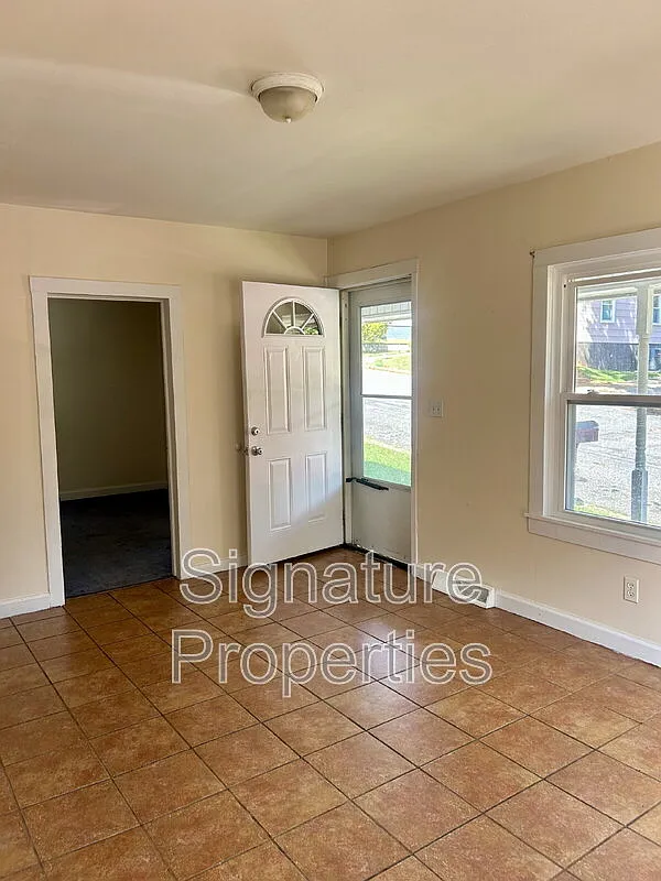 2 bed, 1.0 bath, 768 sqft, $900 — Photo 3