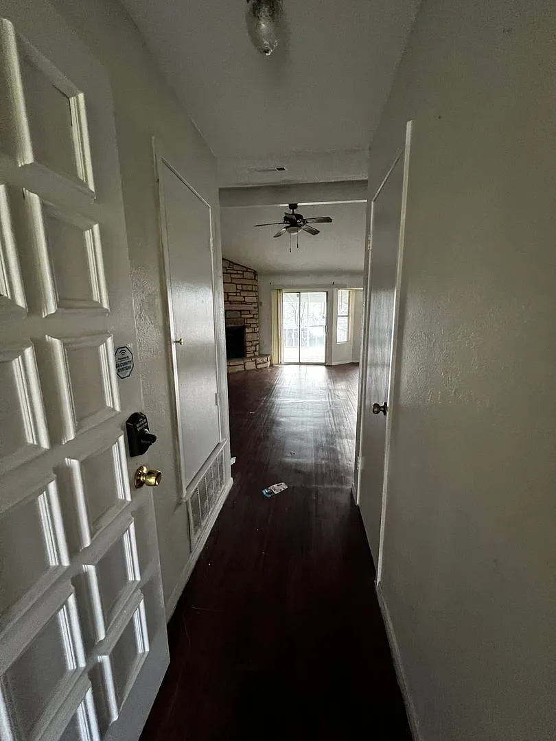 Great 3 bedroom, 2 bath available early August — Photo 2