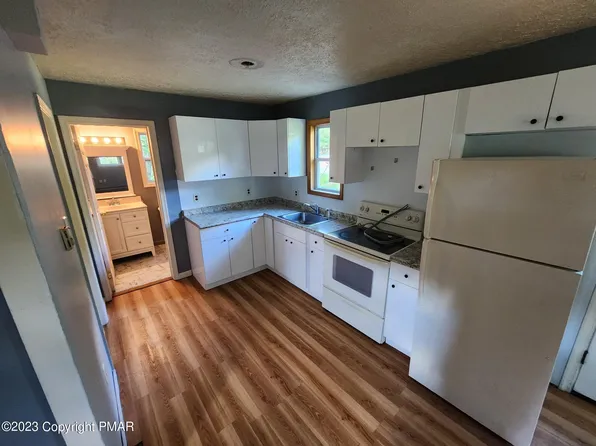 1676 Moonbeam Ter, Tobyhanna, PA 18466