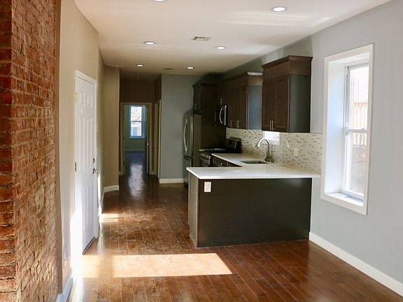 5th image of 811 Montgomery St #101