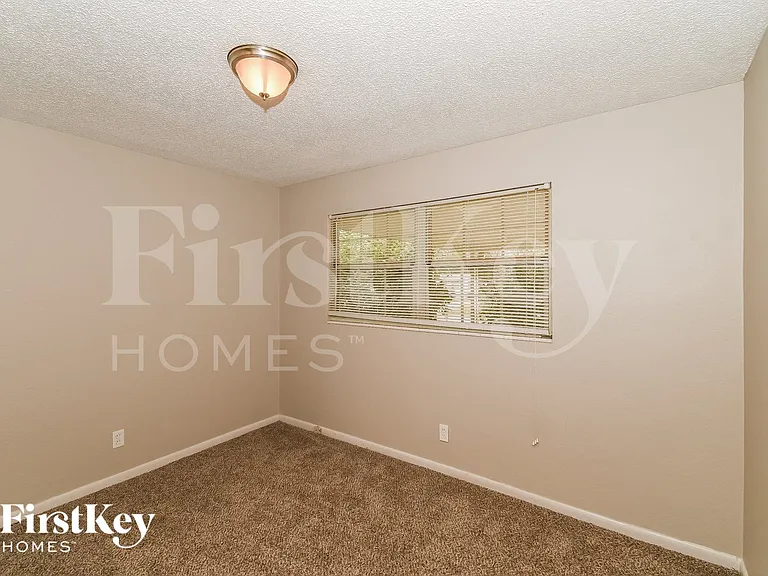 878 Westgate Dr — Photo 10