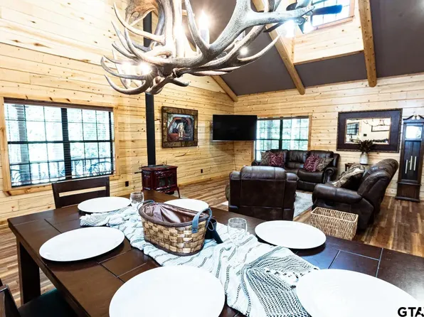 333 Dogwood Trl, Holly Lake Ranch, TX 75765