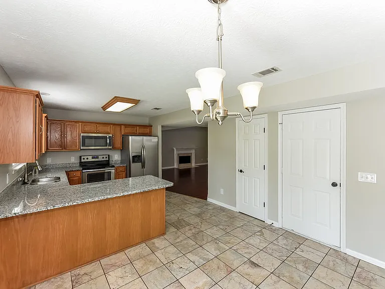 1910 Lawndale Dr — Photo 7