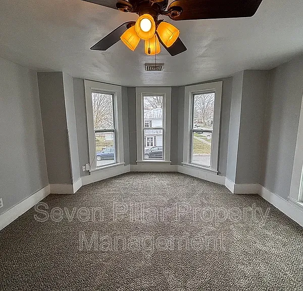 703 E 4th St — Photo 3