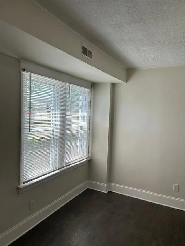 4 bed, 1184 sqft, $2,500 — Photo 4