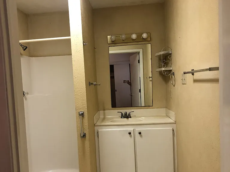 1041 W Vanderbilt St — Photo 14