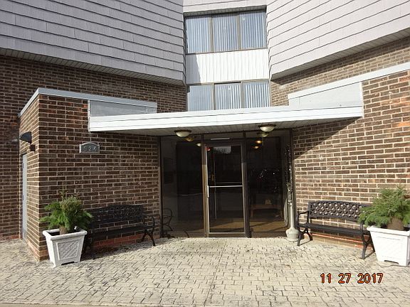 2nd image of 924 S Lake Ct #4-215