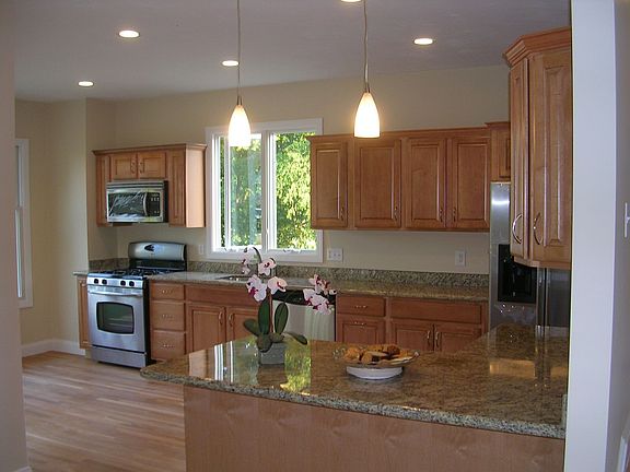 Maple/Granite/Stainless Steel Kitchen w/bar