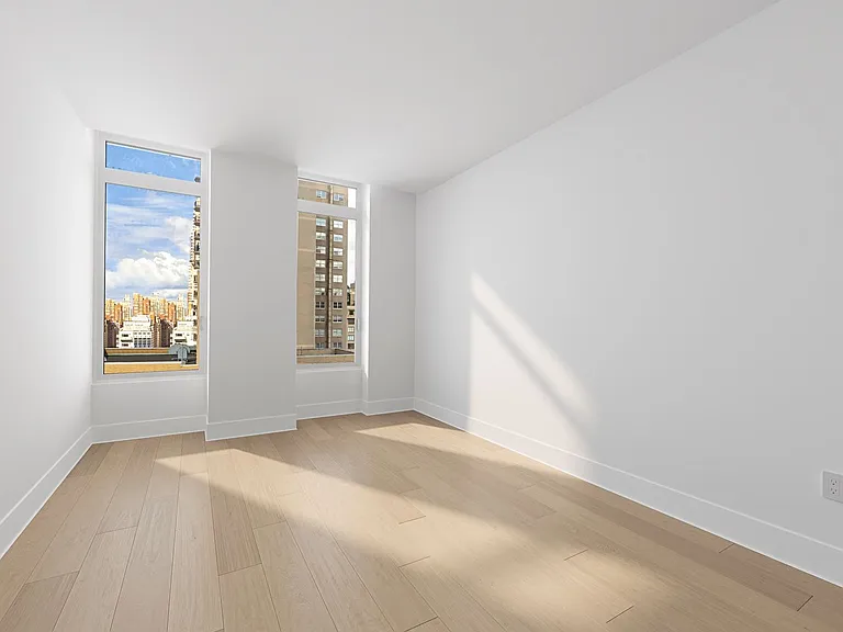 1059 3rd Ave #21B — Photo 11