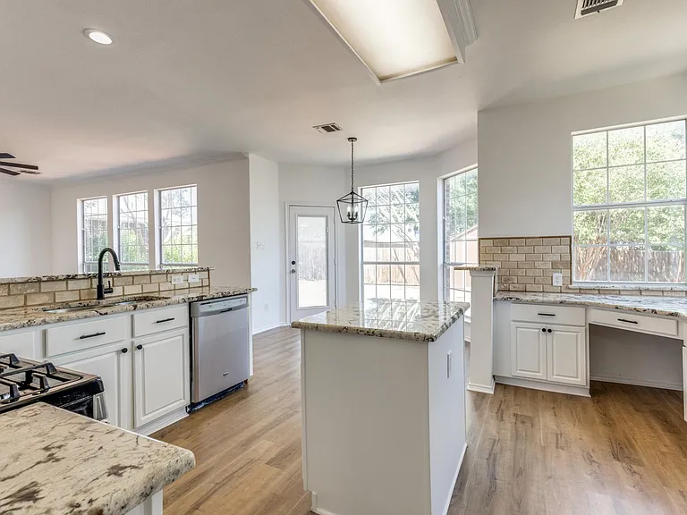 4705 Sabine St — Photo 11