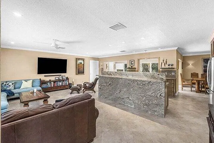 3 bed, 2.0 bath, 1970 sqft, $7,500 — Photo 4