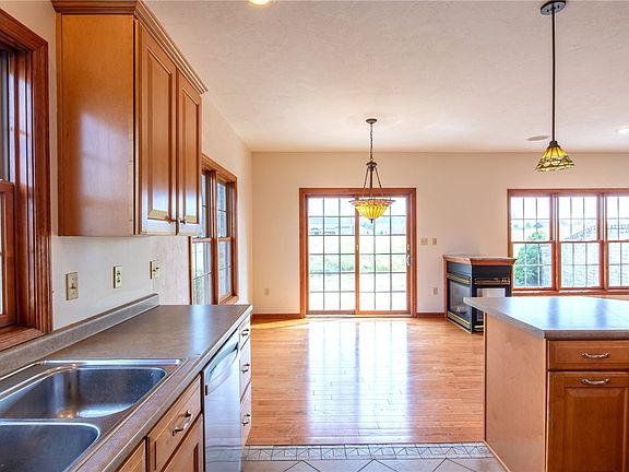 4th image of 1023 Blackthorne Dr