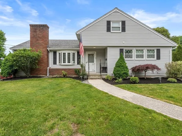 32 Oak St, Stoneham, MA 02180