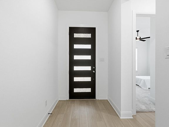 5th image of 1824 Tye St